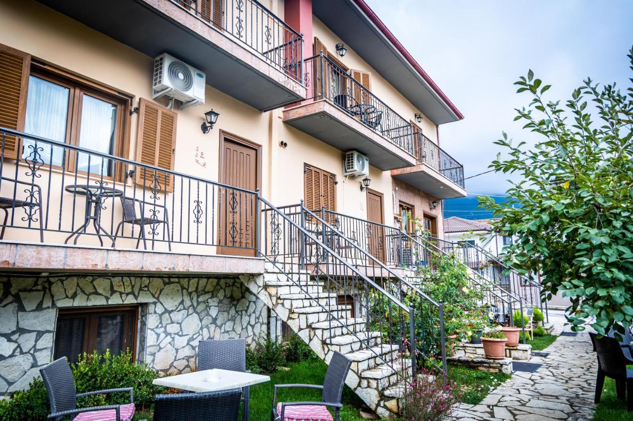 Enastron Hotel Kalavryta Buitenkant foto